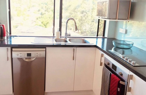 Taringa Apartamento | Tranquil Taringa 2 Bed Sleeps 5,Close to Bus and Train Indooroopilly Shopping