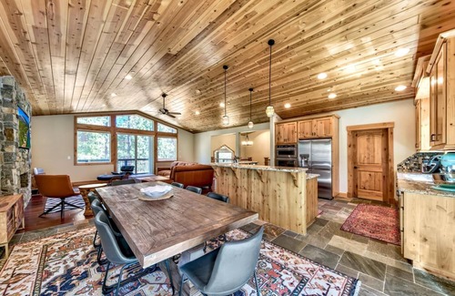 Country Club Estates Chalet De Esquí | Tranquility in the Trees - Hot Tub, Projection TV Theater and Air Hockey