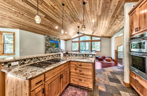 Country Club Estates Chalet De Esquí | Tranquility in the Trees - Hot Tub, Projection TV Theater and Air Hockey