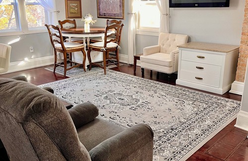 Aberdeen Casa | Travel Nurses. Charming 1-bedroom room in peaceful Aberdeen with WiFi