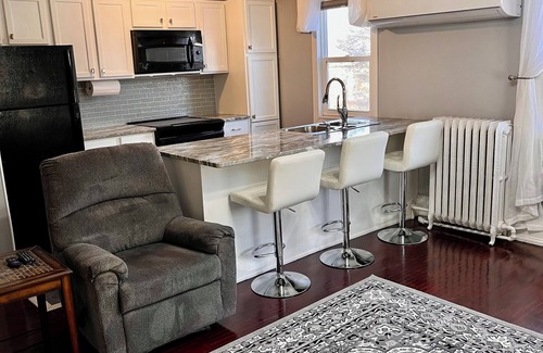 Aberdeen Casa | Travel Nurses. Charming 1-bedroom room in peaceful Aberdeen with WiFi