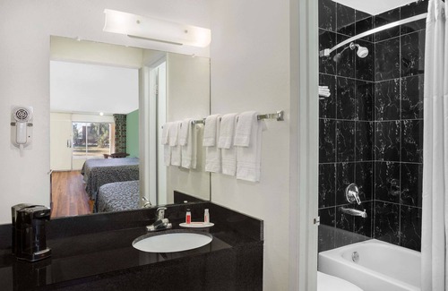 Fort Myers Hotel | Travelodge by Wyndham Fort Myers North