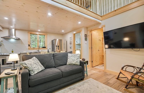 Rumford Center Casa | Tree House w/ Hot Tub: Near Sunday River Resort!