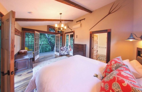 Calistoga Complejo | TREE HOUSE WITH INDOOR/OUTDOOR SHOWER, RRIVAATE DECK, POOL & INFINITY HOT TUB,