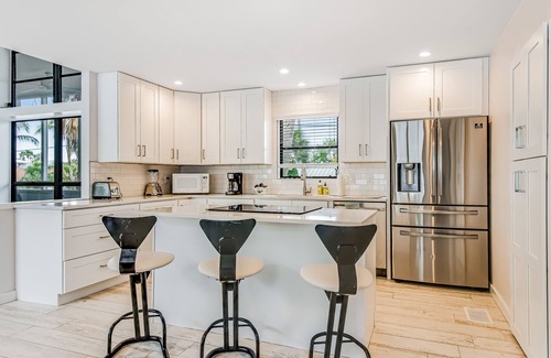 Longbeach Village Casa | Casa arbolada con una decoración increíble y porche con mosquitero, cerca de la playa / restaurantes.