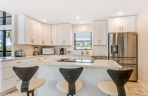 Longbeach Village Casa | Casa arbolada con una decoración increíble y porche con mosquitero, cerca de la playa / restaurantes.