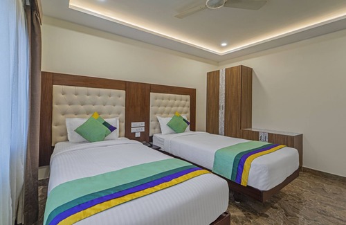 Kalapettai Hotel | Treebo Aaravi Residency, 800 Mtrs From Promenade Beach