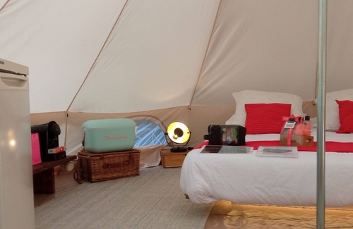 La Iglesia Cabina | Casa arbol en zona rural bosque , encantadora tienda Tipi Glamping en centro