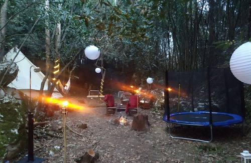 La Iglesia Cabina | Casa arbol en zona rural bosque , encantadora tienda Tipi Glamping en centro