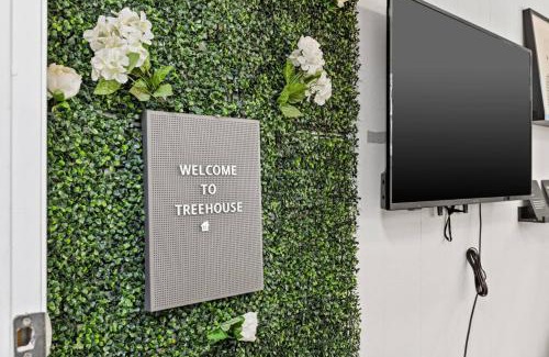 Old Seminole Heights Casa | Treehouse is a Quaint 2 BR in an Up-and-Coming Part of Town, Pet Friendly with Fenced Yard and lounge area that is Close to Downtown Tampa