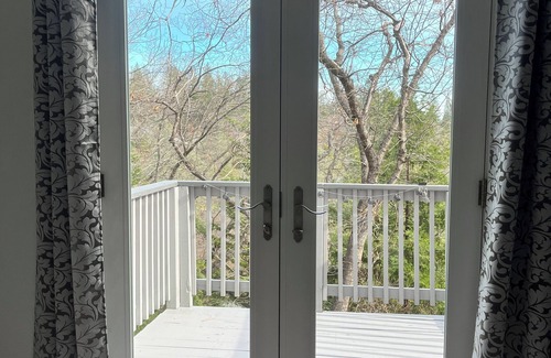 Alta Sierra Casa | Treehouse Retreat - Cozy Escape in Grass Valley