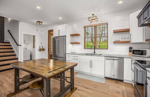 King Casa | Treetop - 3 King Suites- sister property next door #1559015