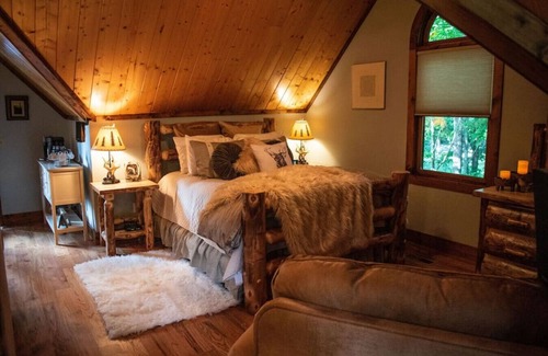 Dunlap Casa | Treetop Hideaway at Barr5 Ranch · Cozy Mtn Hideaway GH/Hot Tub/Stunning Sunset View