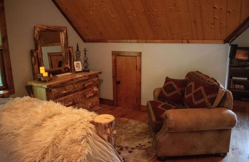 Dunlap Casa | Treetop Hideaway at Barr5 Ranch · Cozy Mtn Hideaway GH/Hot Tub/Stunning Sunset View