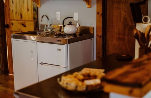 Dunlap Casa | Treetop Hideaway at Barr5 Ranch · Cozy Mtn Hideaway GH/Hot Tub/Stunning Sunset View