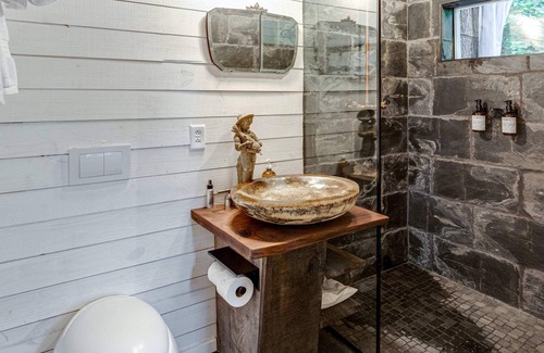 Chattanooga Cabina | Treetop Hideaways: The Redbud Treehouse