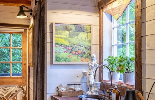 Chattanooga Cabina | Treetop Hideaways: The Redbud Treehouse