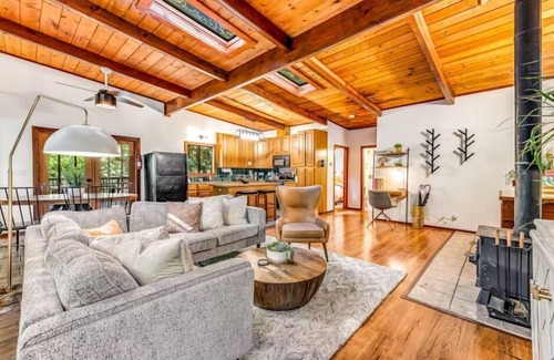 Cazadero Cabina | TreeTops Bungalow ~ Spacious and Spacious 2 Bedroom, Hot Tub, Woof!