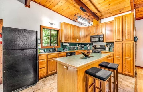 Cazadero Cabina | TreeTops Bungalow ~ Spacious and Spacious 2 Bedroom, Hot Tub, Woof!