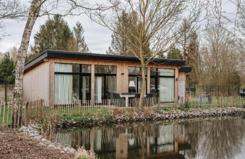 Moerzeke Chalet De Esquí | Trendy chalet aan visvijver