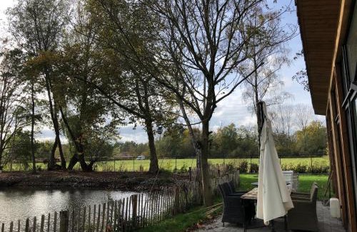Moerzeke Chalet De Esquí | Trendy chalet aan visvijver