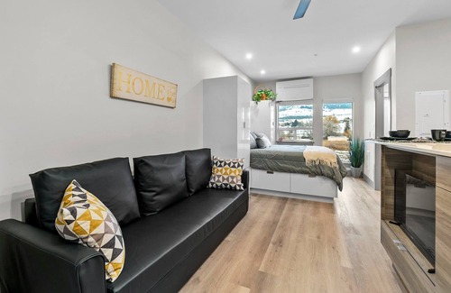 Vernon Apartamento | Trendy Studio, Mountain Views, Close to Ski Hill!