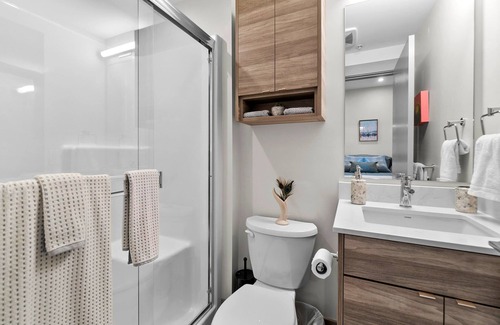 Vernon Apartamento | Trendy Studio, Mountain Views, Close to Ski Hill!