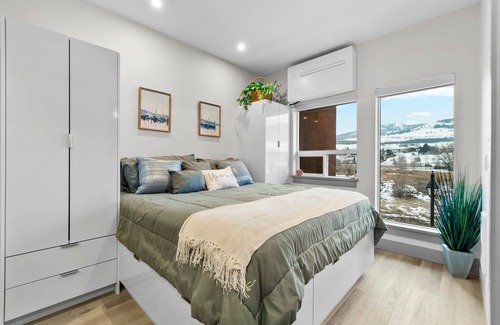 Vernon Apartamento | Trendy Studio, Mountain Views, Close to Ski Hill!