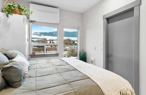 Vernon Apartamento | Trendy Studio, Mountain Views, Close to Ski Hill!
