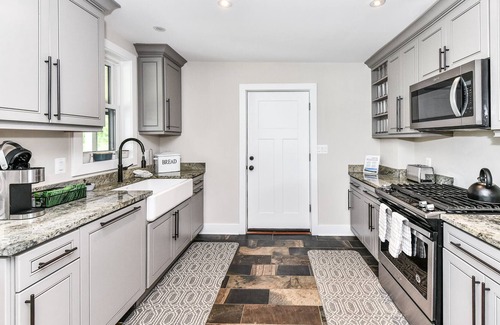 Paeonian Springs Otro | Trinity Farm Estate: Magnolia 1775 Historical Farmhouse