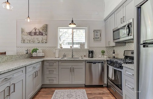 Douglas City Casa | Trinity River Modern Farmhouse: Private Boat Launch, Fire Pit, outdoor games