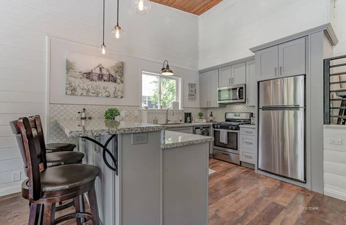 Douglas City Casa | Trinity River Modern Farmhouse: Private Boat Launch, Fire Pit, outdoor games