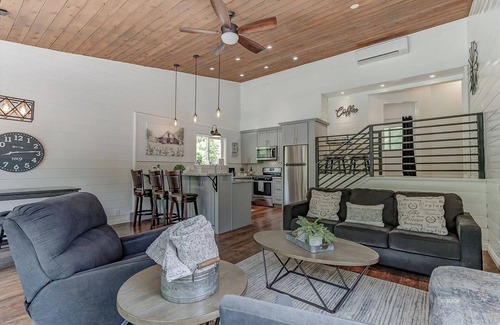 Douglas City Casa | Trinity River Modern Farmhouse: Private Boat Launch, Fire Pit, outdoor games