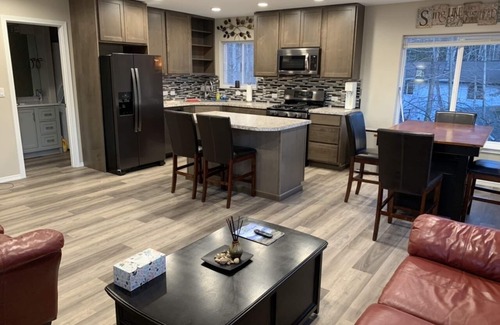 Eagle River Apartamento | Triple "A" The Admirable Alaskan Accommodation