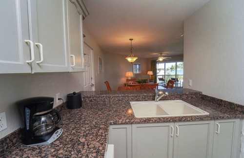 Crystal Harbour Apartamento | Tropical Getaway, Minutes to George Town, Seven Mile Beach, Beachfront!