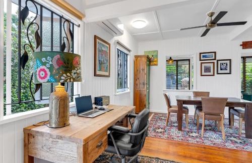 Edge Hill Casa | Tropicana Cottage - Eclectic Poolside Haven near CBD