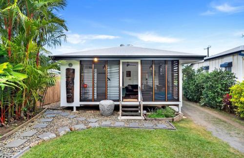 Edge Hill Casa | Tropicana Cottage - Eclectic Poolside Haven near CBD