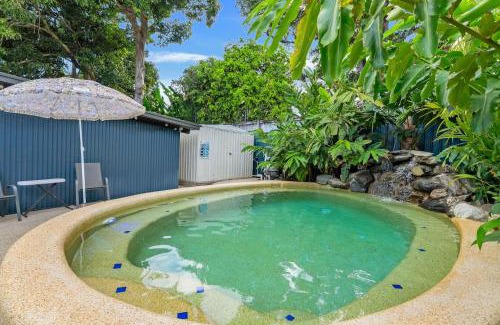 Edge Hill Casa | Tropicana Cottage - Eclectic Poolside Haven near CBD