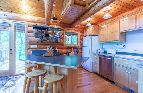 Clinton Cabina | Hermosa cabaña, hecha a mano de madera con chimenea de piedra, decorado con buen gusto