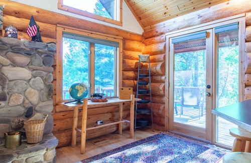 Clinton Cabina | Hermosa cabaña, hecha a mano de madera con chimenea de piedra, decorado con buen gusto