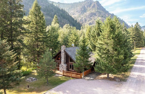 Clinton Cabina | Hermosa cabaña, hecha a mano de madera con chimenea de piedra, decorado con buen gusto