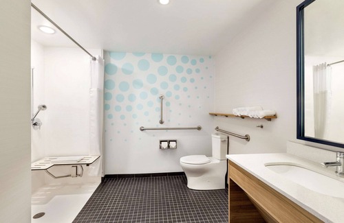 Greenwich Hotel | Tru by Hilton Wichita Northeast