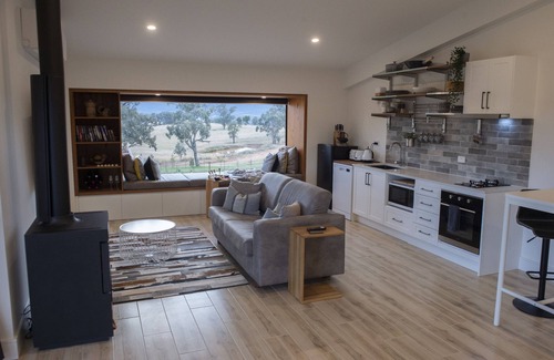 Glen Alice Casa | Luxury loft on picturesque truffle farm