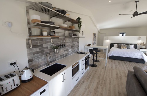 Glen Alice Casa | Luxury loft on picturesque truffle farm