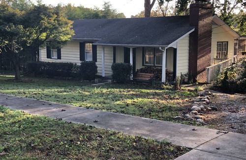 Lynn Casa | Tryon Love 2 min walk to downtown. Wood fireplace. Monthly rentals only.