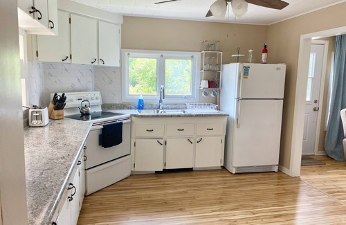 Chester Casa | Tucked Away Treasure- Cozy 2 bed house, large yard and pets welcome!