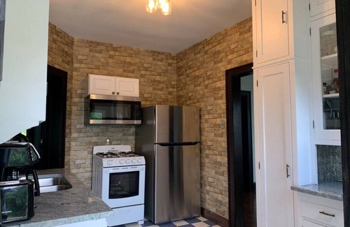 St. Charles Apartamento | Tudor house stay-In Town Location!