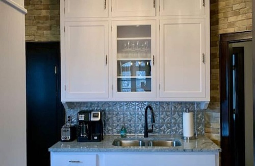 St. Charles Apartamento | Tudor house stay-In Town Location!