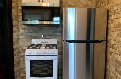 St. Charles Apartamento | Tudor house stay-In Town Location!