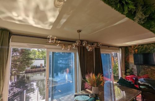 Richmond-upon-Thames Alquiler De Eote | Tulana Taggs - floating home on idyllic island